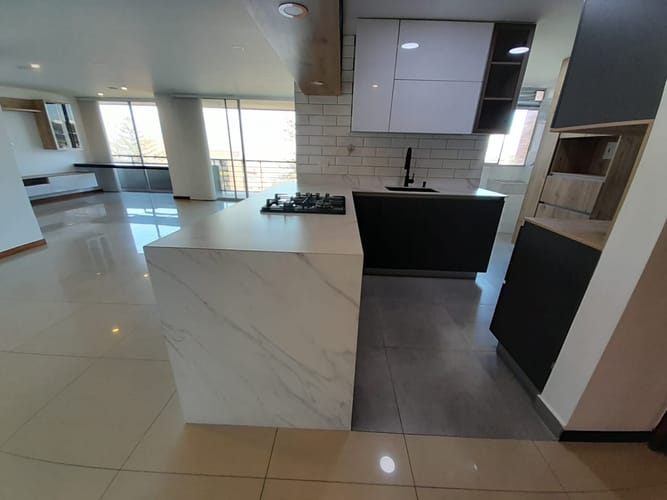 Apartamento de 2 alcobas en arriendo en Los Naranjos, Medellín, 118 m² · foto 3 de 19