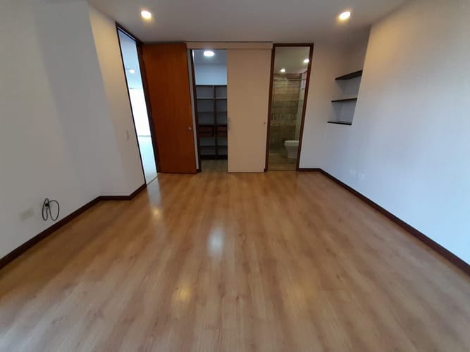 Apartamento de 2 alcobas en arriendo en Los Naranjos, Medellín, 118 m² · foto 10 de 19