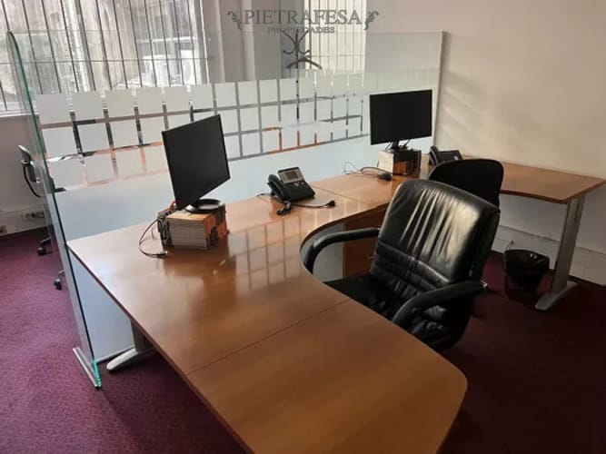 Oficina en alquiler, 10 privados, 3baños, cocina, amueblada. Ciudad Vieja. · Foto 2