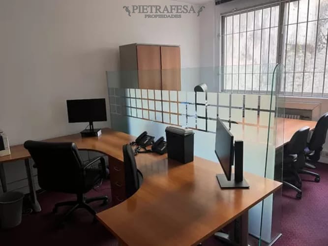 Oficina en alquiler, 10 privados, 3baños, cocina, amueblada. Ciudad Vieja. · Foto 3