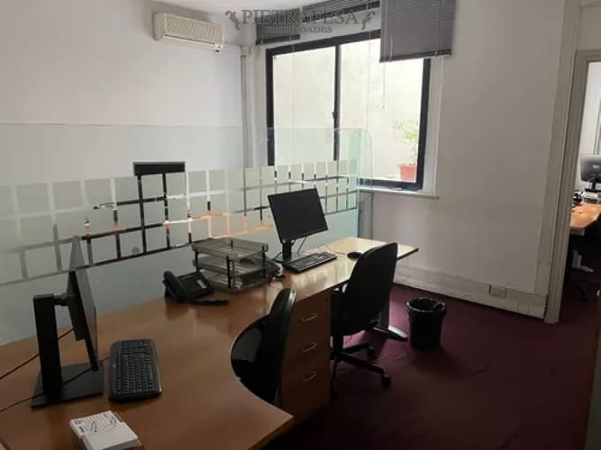 Oficina en alquiler, 10 privados, 3baños, cocina, amueblada. Ciudad Vieja. · Foto 4