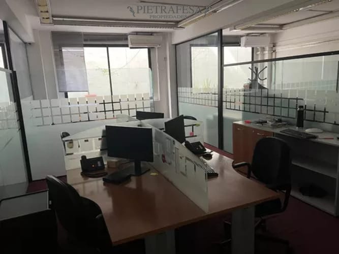 Oficina en alquiler, 10 privados, 3baños, cocina, amueblada. Ciudad Vieja. · Foto 5