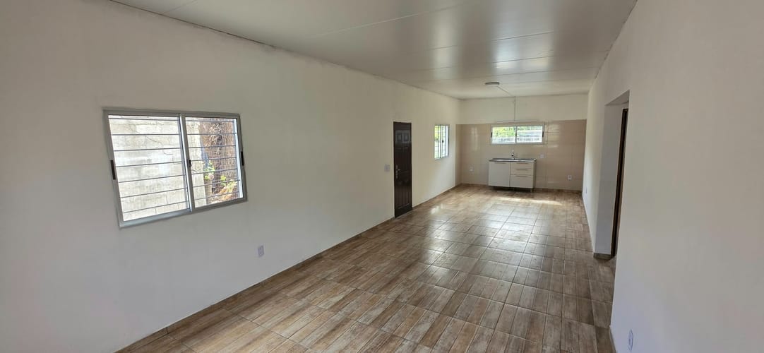 Muy linda casa a estrenar, al frente, de presencia y excelente metraje 66 m2 habitables, 220 m2 de terreno, entrada lateral vehicular, jardín, fondo, 2 dormitorios. · Foto 5