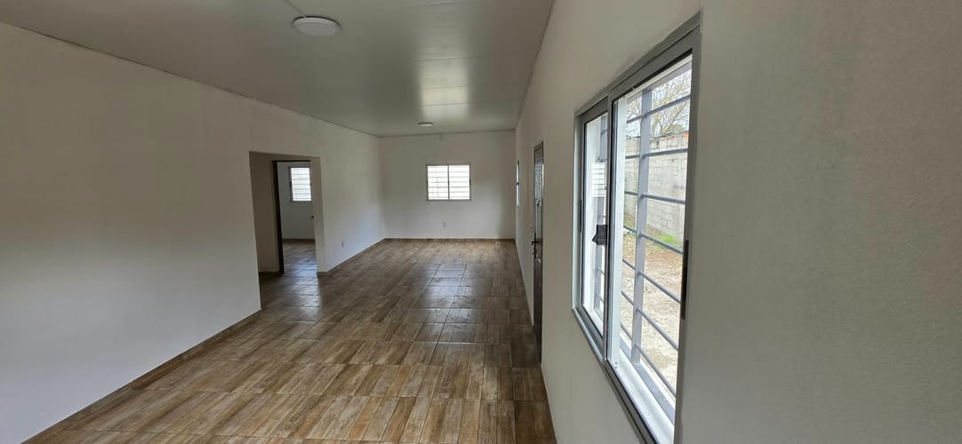 Muy linda casa a estrenar, al frente, de presencia y excelente metraje 66 m2 habitables, 220 m2 de terreno, entrada lateral vehicular, jardín, fondo, 2 dormitorios. · Foto 6