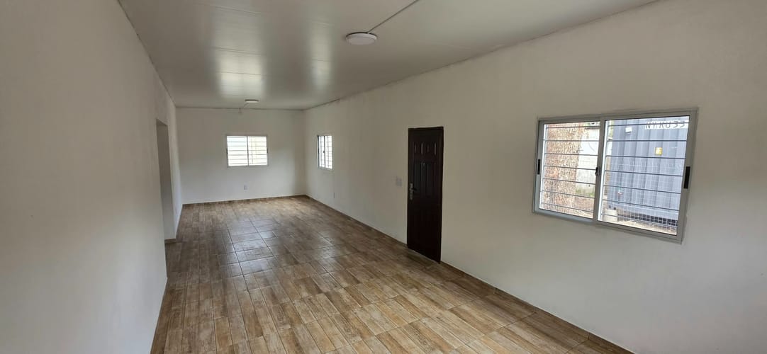 Muy linda casa a estrenar, al frente, de presencia y excelente metraje 66 m2 habitables, 220 m2 de terreno, entrada lateral vehicular, jardín, fondo, 2 dormitorios. · Foto 7