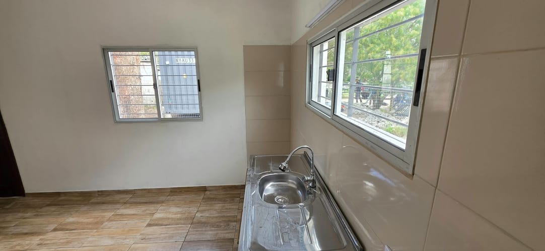 Muy linda casa a estrenar, al frente, de presencia y excelente metraje 66 m2 habitables, 220 m2 de terreno, entrada lateral vehicular, jardín, fondo, 2 dormitorios. · Foto 8