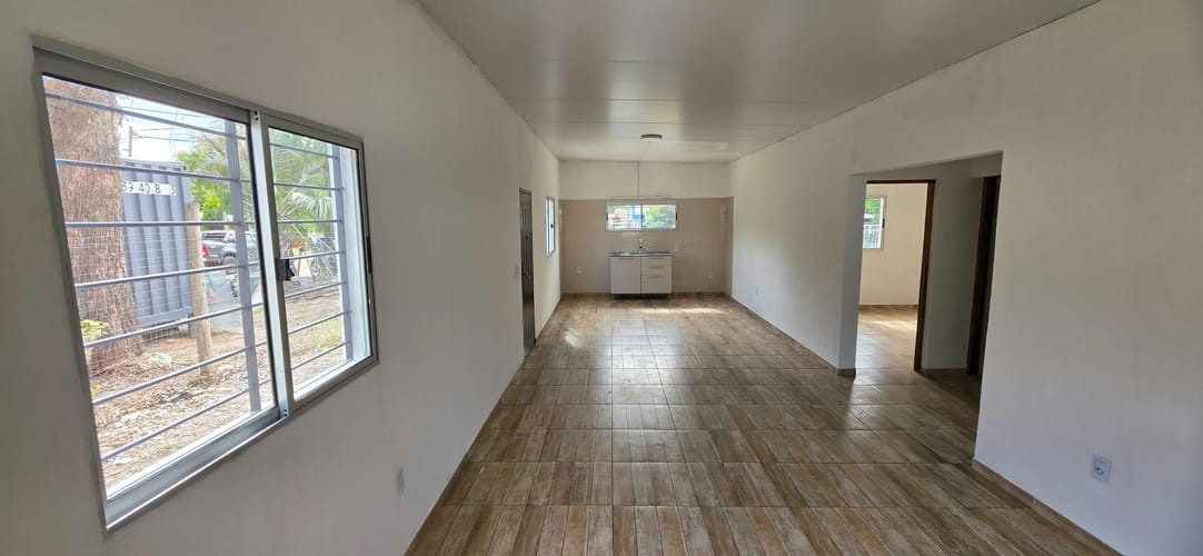 Muy linda casa a estrenar, al frente, de presencia y excelente metraje 66 m2 habitables, 220 m2 de terreno, entrada lateral vehicular, jardín, fondo, 2 dormitorios. · Foto 4