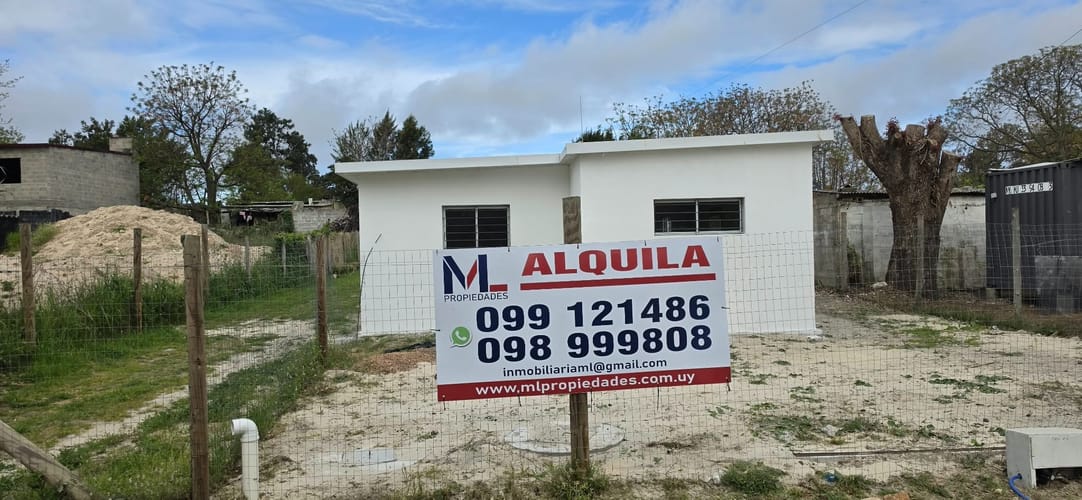 Muy linda casa a estrenar, al frente, de presencia y excelente metraje 66 m2 habitables, 220 m2 de terreno, entrada lateral vehicular, jardín, fondo, 2 dormitorios. · Foto 2