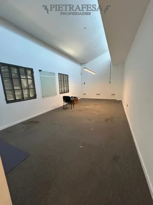 Oficina en alquiler, 2 privados, 1 baño, jardín. Pocitos. · Foto 3