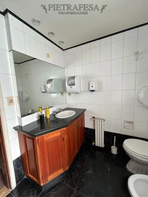 Oficina en alquiler, 2 privados, 1 baño, jardín. Pocitos. · Foto 8