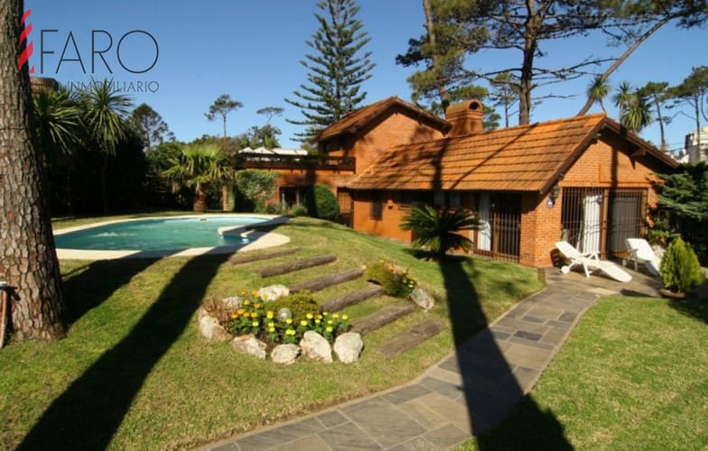 Casa en Mansa 4 dormitorios con piscina y parrilla