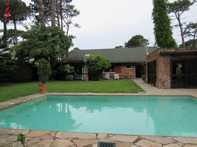 Casa en Mansa 4 dormitorios y dependencia, con piscina y barbacoa