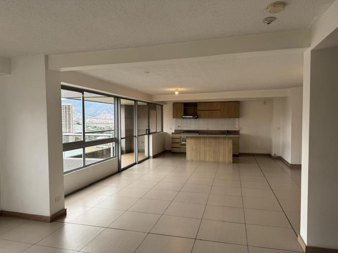 Apartamento de 2 alcobas en arriendo en El Poblado, Medellín, 102 m² · foto 3 de 19