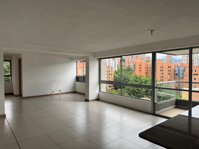 Apartamento de 2 alcobas en arriendo en El Poblado, Medellín, 102 m² · foto 2 de 19