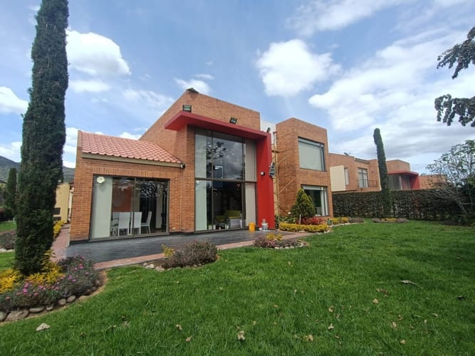 Casa de 3 alcobas en arriendo en Cota, 299 m² · foto 2 de 24
