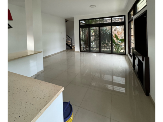 Casa de 4 alcobas en venta en La Castellana, Cali, 338 m² · foto 2 de 12