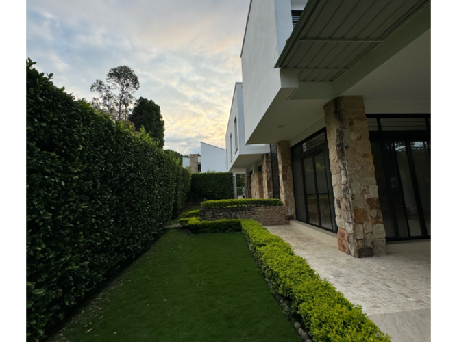 Casa de 4 alcobas en venta en La Castellana, Cali, 338 m² · foto 3 de 12