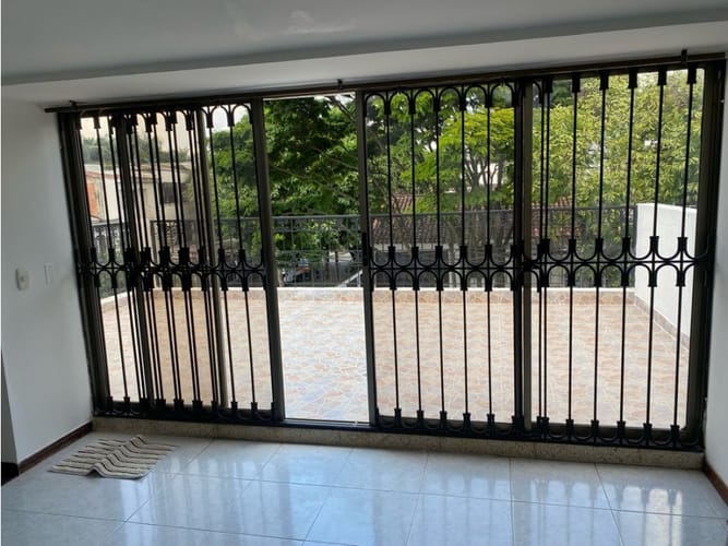 Casa de 8 alcobas en venta en Ciudad 2000, Cali, 360 m² · foto 2 de 24