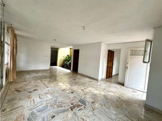 Casa de 5 alcobas en venta en Departamental, Cali, 207 m² · foto 3 de 17