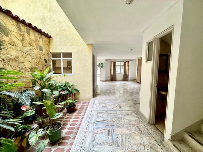 Casa de 5 alcobas en venta en Departamental, Cali, 207 m² · foto 9 de 17