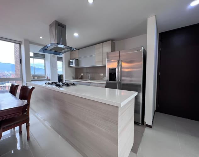 Apartamento de 3 alcobas en arriendo en El Poblado, Medellín, 132 m² · foto 5 de 16