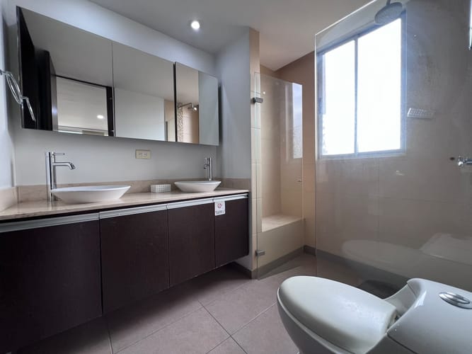 Apartamento de 3 alcobas en arriendo en El Poblado, Medellín, 132 m² · foto 14 de 16