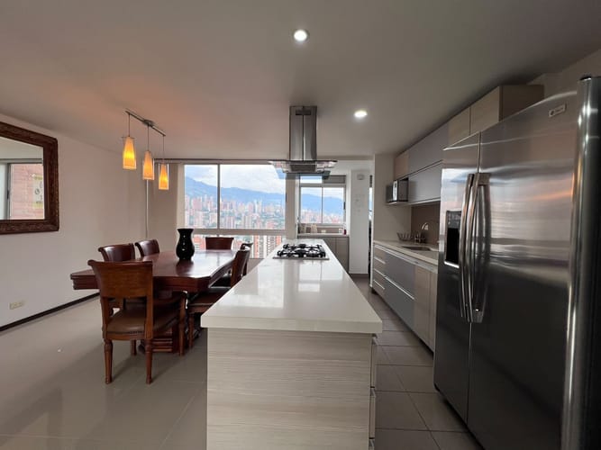 Apartamento de 3 alcobas en arriendo en El Poblado, Medellín, 132 m² · foto 7 de 16
