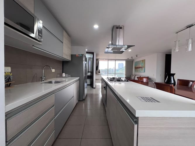 Apartamento de 3 alcobas en arriendo en El Poblado, Medellín, 132 m² · foto 3 de 16