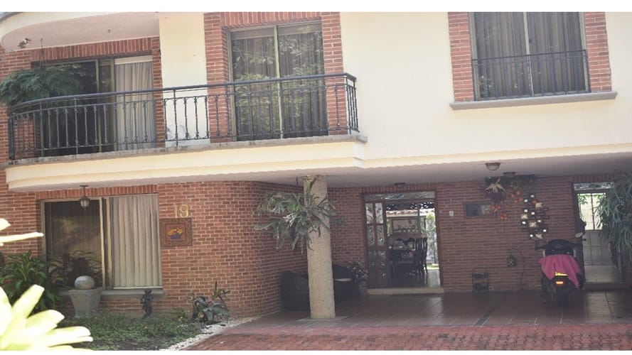 Casa de 5 alcobas en venta en Calambeo, Ibagué, 330 m² · foto 2 de 12