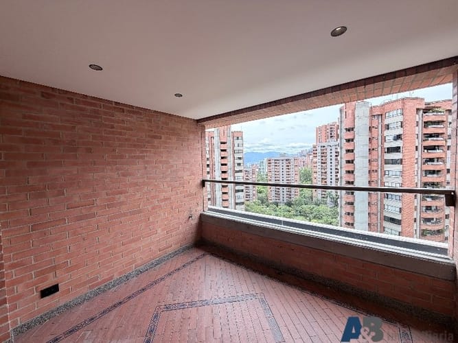 Apartamento de 4 alcobas en arriendo en Los Balsos, Medellín, 211 m² · foto 2 de 24