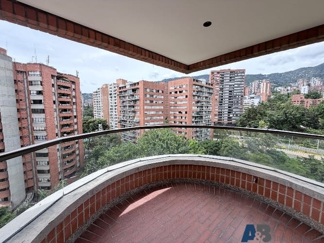 Apartamento de 4 alcobas en arriendo en Los Balsos, Medellín, 211 m² · foto 3 de 24