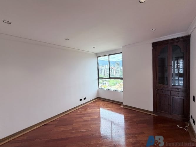 Apartamento de 4 alcobas en arriendo en Los Balsos, Medellín, 211 m² · foto 4 de 24