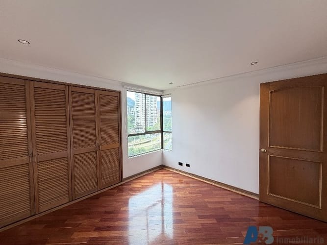 Apartamento de 4 alcobas en arriendo en Los Balsos, Medellín, 211 m² · foto 6 de 24