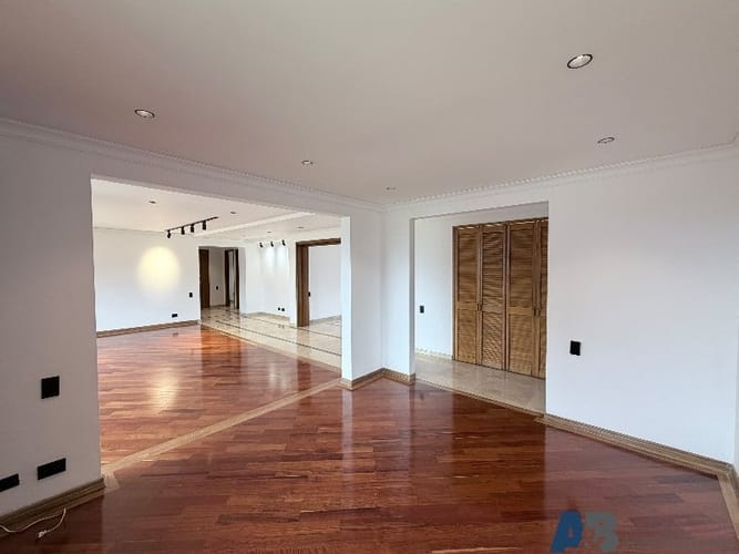 Apartamento de 4 alcobas en arriendo en Los Balsos, Medellín, 211 m² · foto 10 de 24