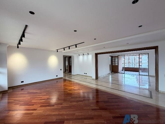 Apartamento de 4 alcobas en arriendo en Los Balsos, Medellín, 211 m² · foto 13 de 24