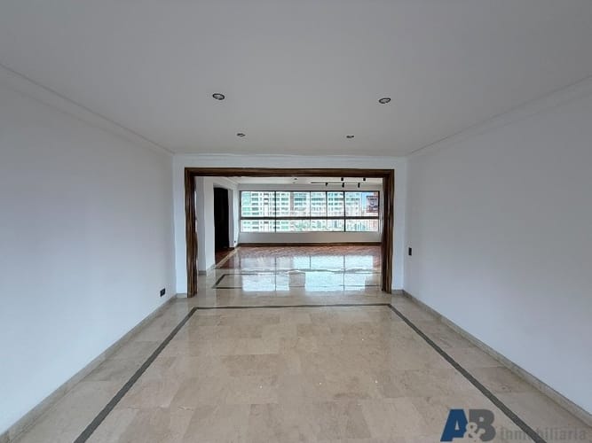 Apartamento de 4 alcobas en arriendo en Los Balsos, Medellín, 211 m² · foto 15 de 24