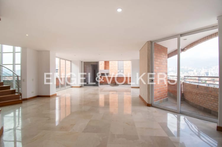 Apartamento de 3 alcobas en venta en Laureles, Medellín, 327 m² · foto 2 de 22