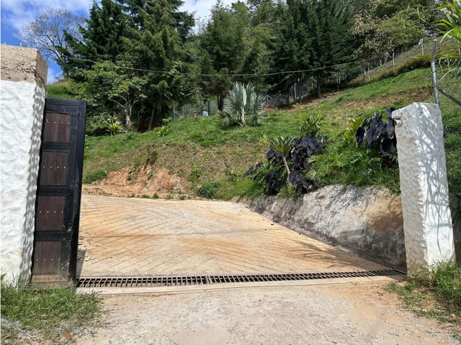 Casa de 4 alcobas en venta en Las Lomitas, Sabaneta, 300 m² · foto 2 de 24