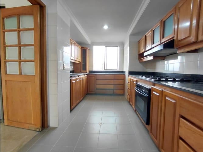 Apartamento de 4 alcobas en arriendo en El Poblado, Medellín, 222 m² · foto 8 de 24