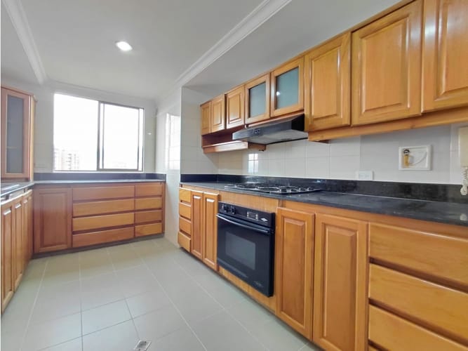 Apartamento de 4 alcobas en arriendo en El Poblado, Medellín, 222 m² · foto 9 de 24