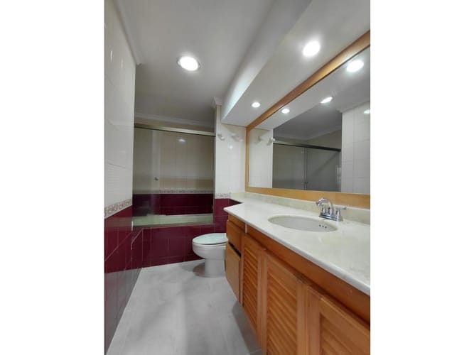 Apartamento de 4 alcobas en arriendo en El Poblado, Medellín, 222 m² · foto 19 de 24