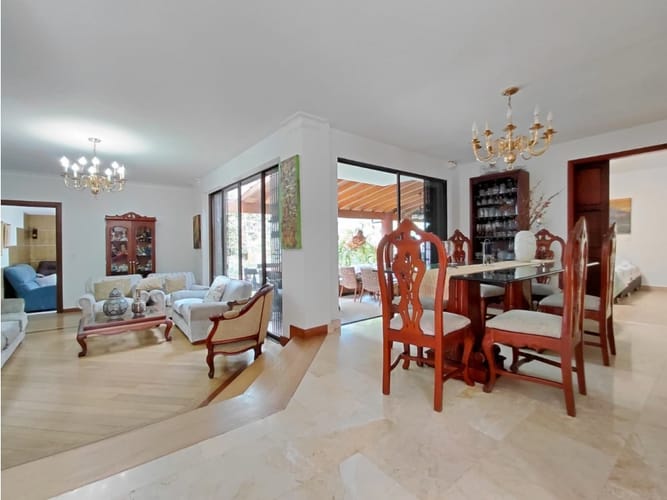 Casa de 5 alcobas en arriendo en San Lucas, Medellín, 240 m² · foto 2 de 24