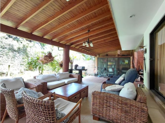 Casa de 5 alcobas en arriendo en San Lucas, Medellín, 240 m² · foto 8 de 24