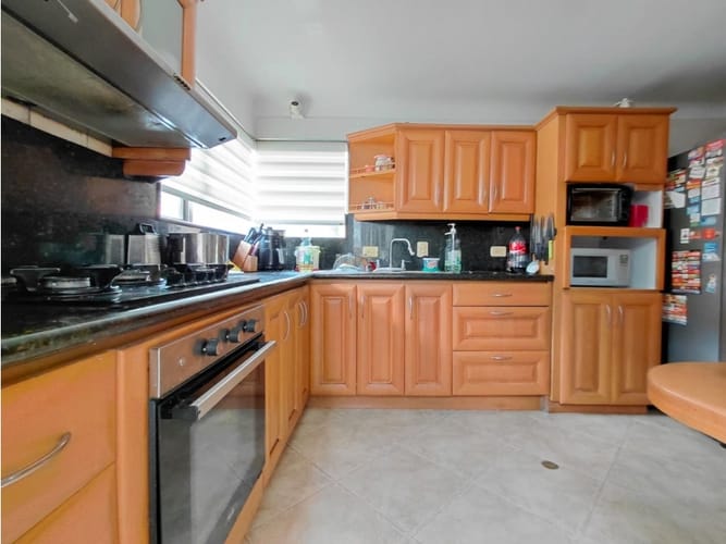 Casa de 5 alcobas en arriendo en San Lucas, Medellín, 240 m² · foto 13 de 24