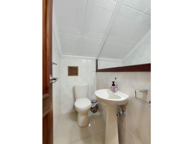 Casa de 5 alcobas en arriendo en San Lucas, Medellín, 240 m² · foto 16 de 24