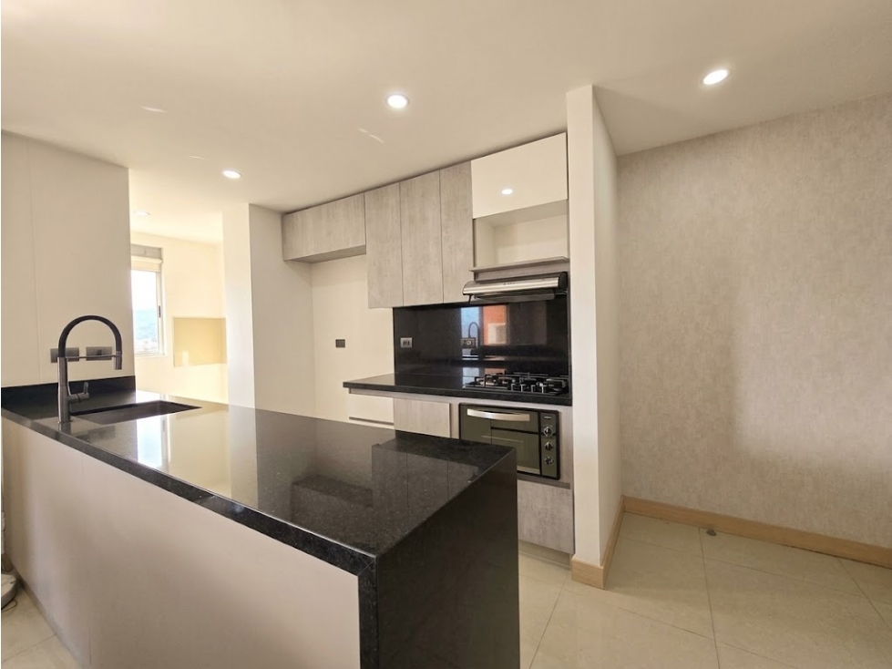 Apartamento en arriendo en Castropol, Medellín · foto 4 de 15