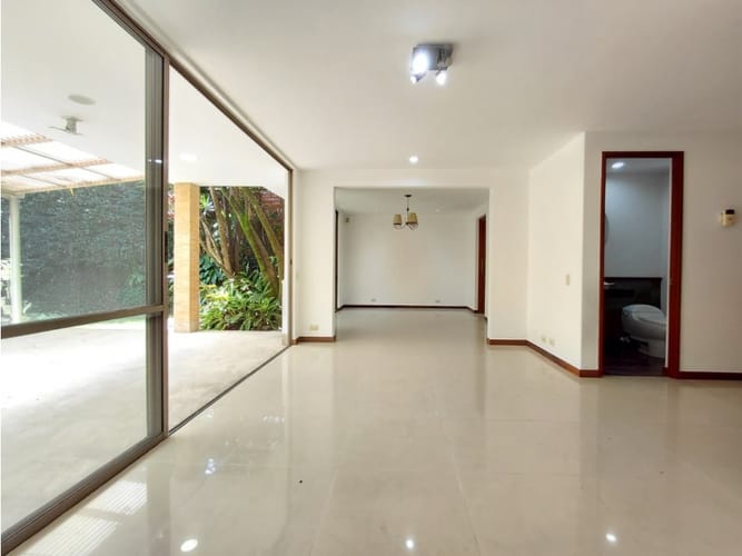Casa de 4 alcobas en venta en Loma Del Chocho, Envigado, 269 m² · foto 4 de 24