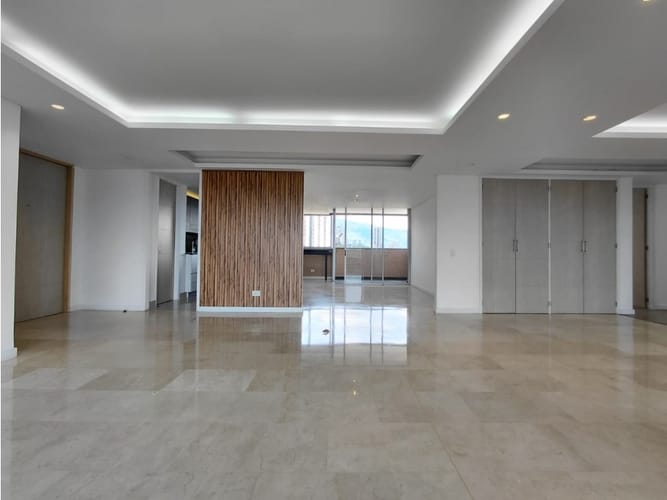 Apartamento de 3 alcobas en venta en El Poblado, Medellín, 219 m² · foto 3 de 24