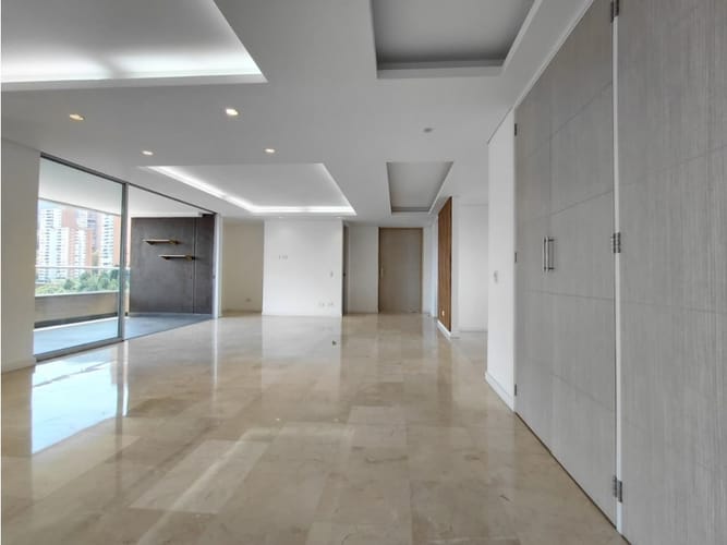 Apartamento de 3 alcobas en venta en El Poblado, Medellín, 219 m² · foto 4 de 24