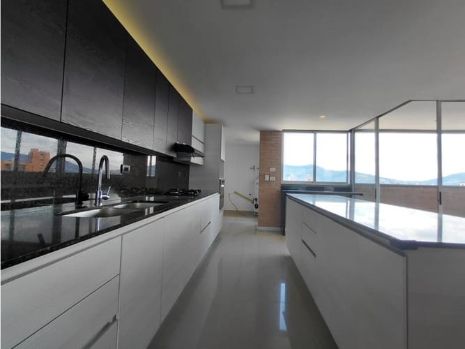 Apartamento de 3 alcobas en venta en El Poblado, Medellín, 219 m² · foto 10 de 24